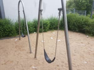 Köln: Müllsammelaktion auf dem Kinderspielplatz in Köln Finkenberg